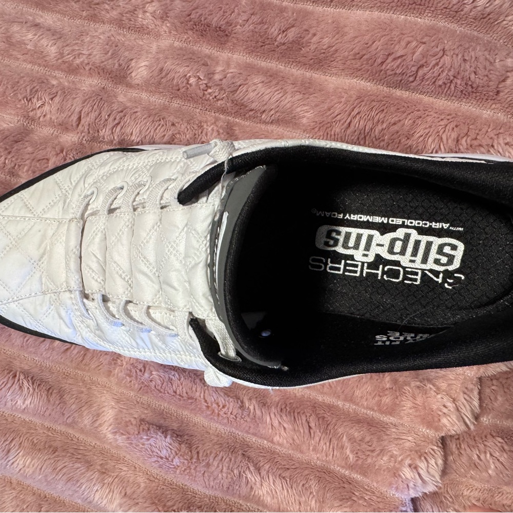Skechers Women's Slip-Ons in Black and White - Picture 4 of 8